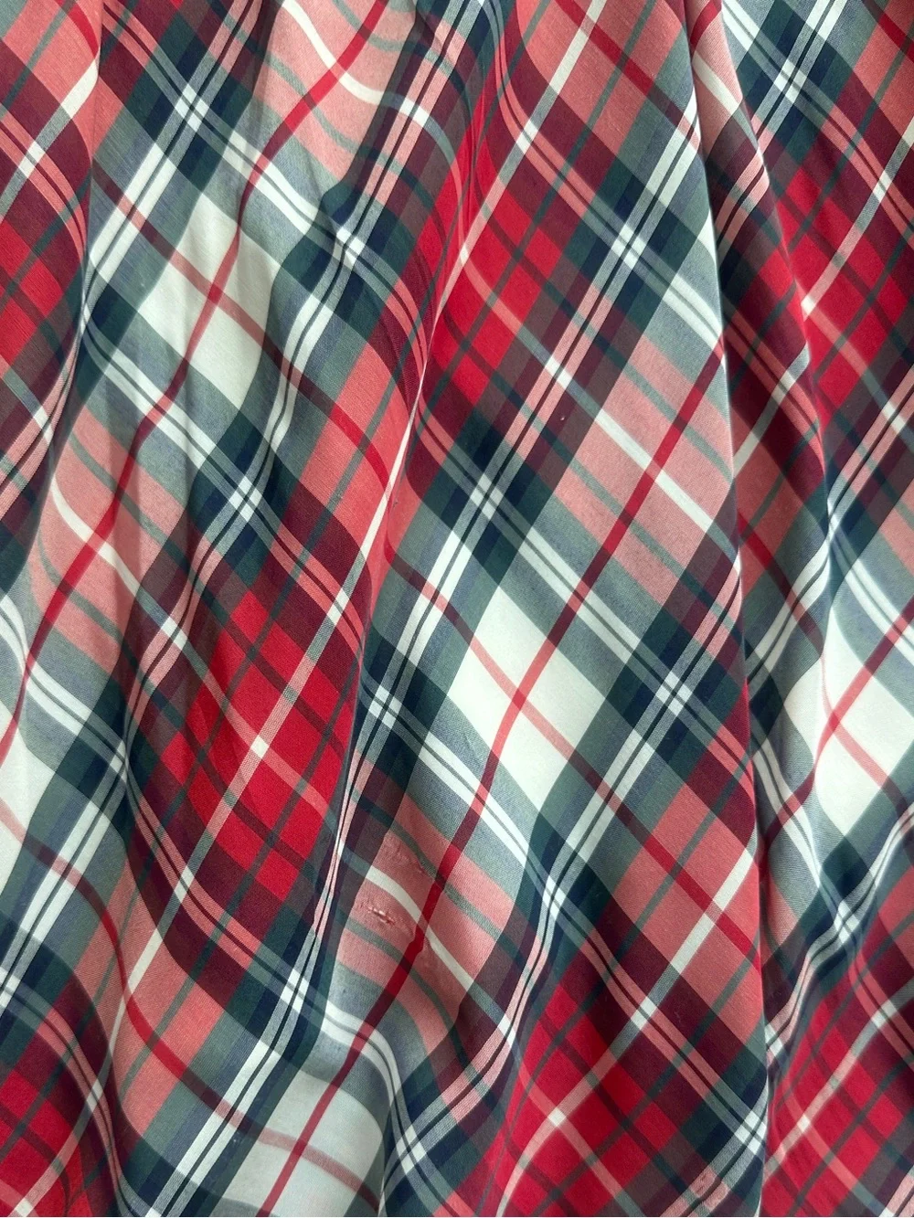 Gap girl’s red plaid pleated flutter dress features classic holiday.  Size 4T.